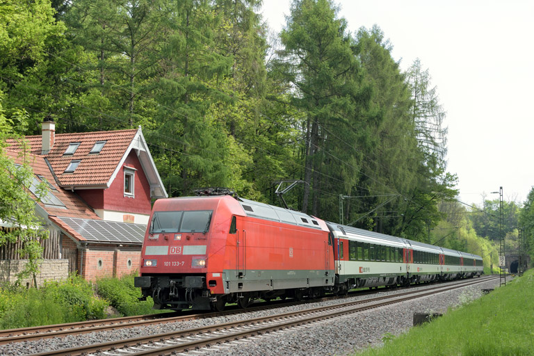 101 133 mit IC 183 bei km 18,2 (Mai 2017)