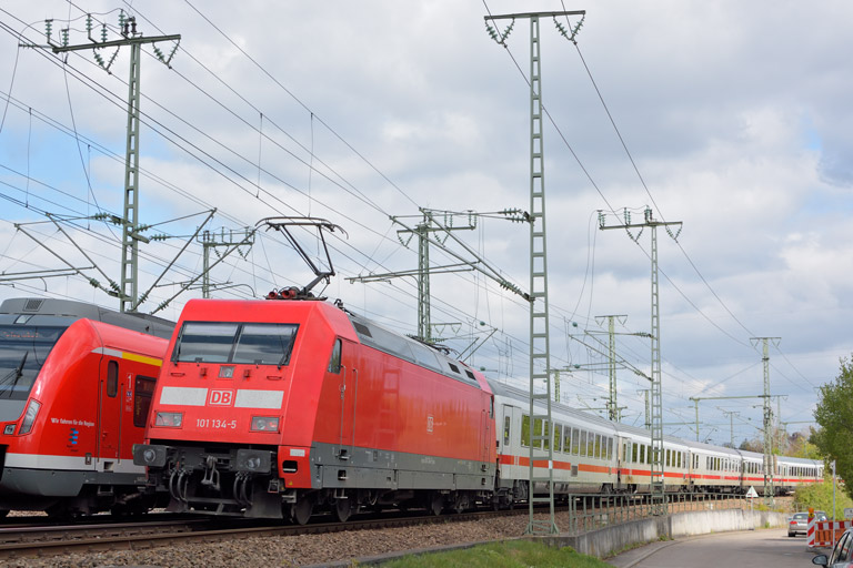 101 134 mit IC 2552 bei km 16,6 (April 2017)