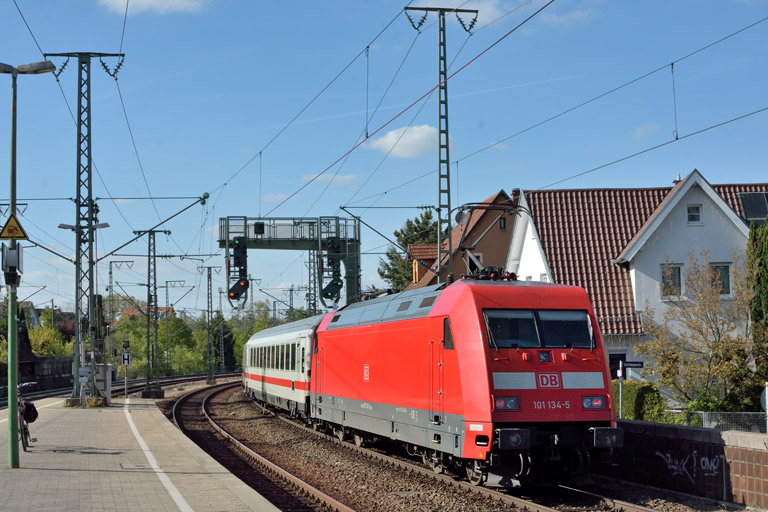 101 134 mit IC 2554 bei km 16,6 (April 2017)