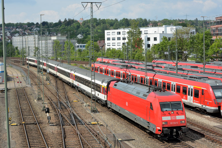 101 134 mit IC 282 bei km 16,0 (Mai 2017)