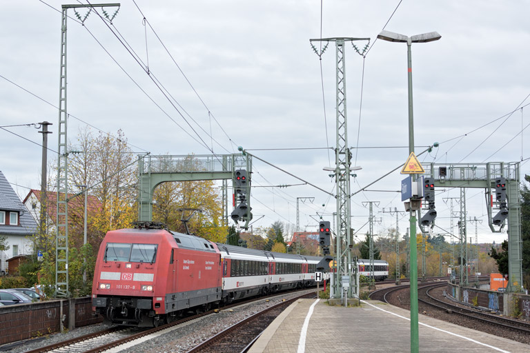 101 137 mit IC 183 bei km 16,6 (November 2017)