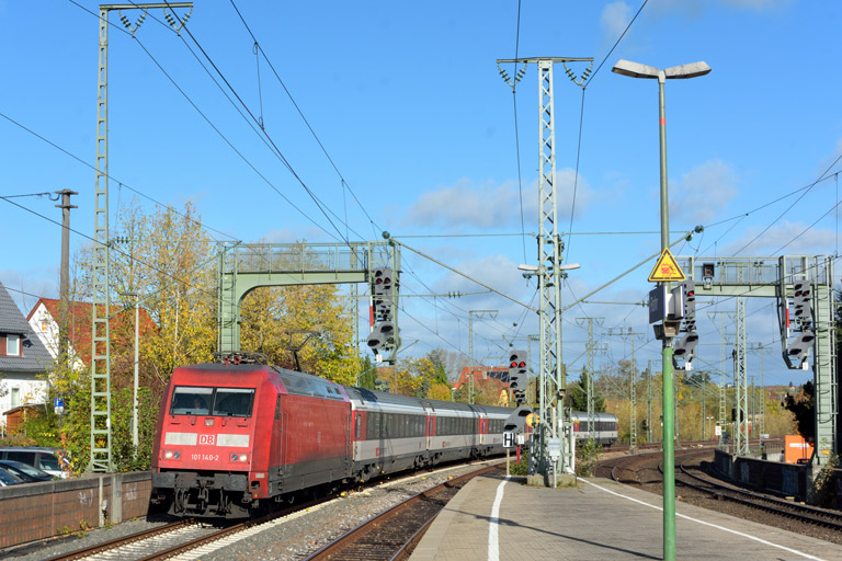 101 140 mit IC 183 bei km 16,6 (Oktober 2017)