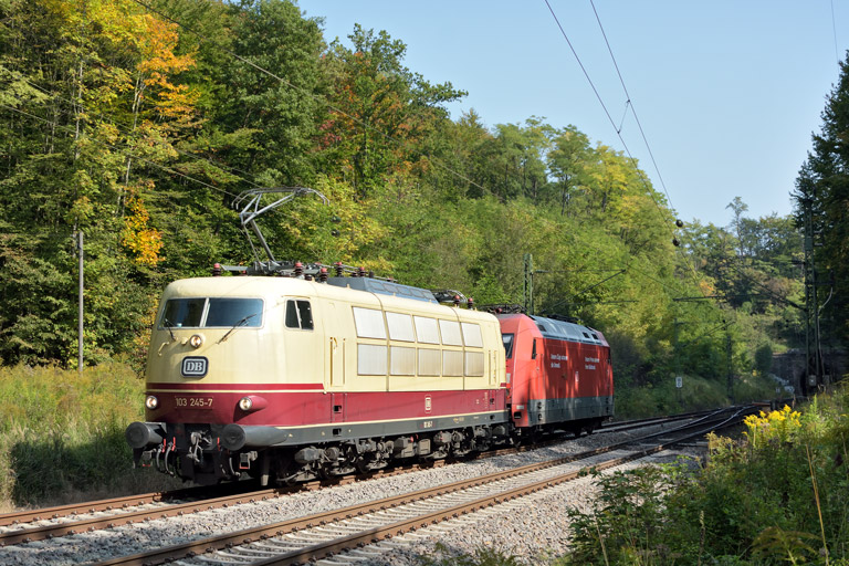 103 245 und 101 057 als Tfzf (F) 27930 bei km 18,2 (September 2017)