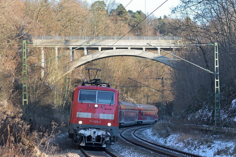 111 025 mit RE 19035 bei km 10,8 (Januar 2017)