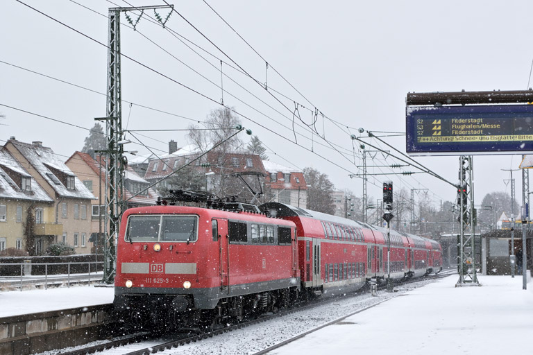 111 025 mit RE 19037 bei km 15,6 (Januar 2017)