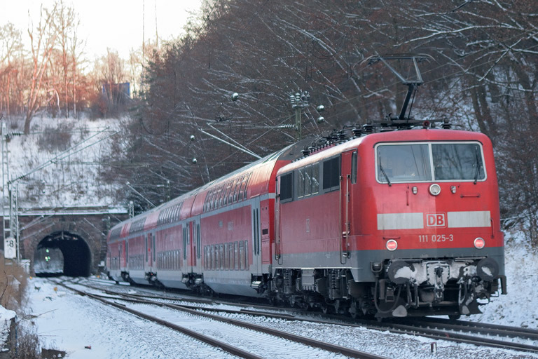 111 025 mit RE 19038 bei km 18,0 (Januar 2017)