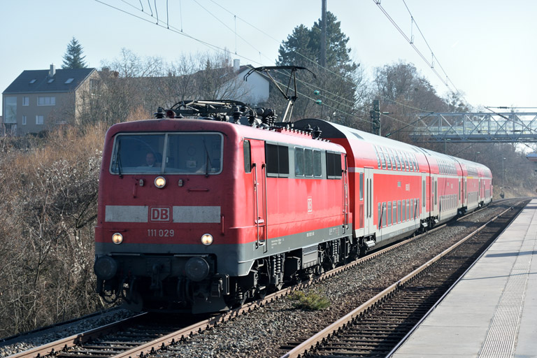 111 029 mit RE 19034 bei km 14,2 (Februar 2017)