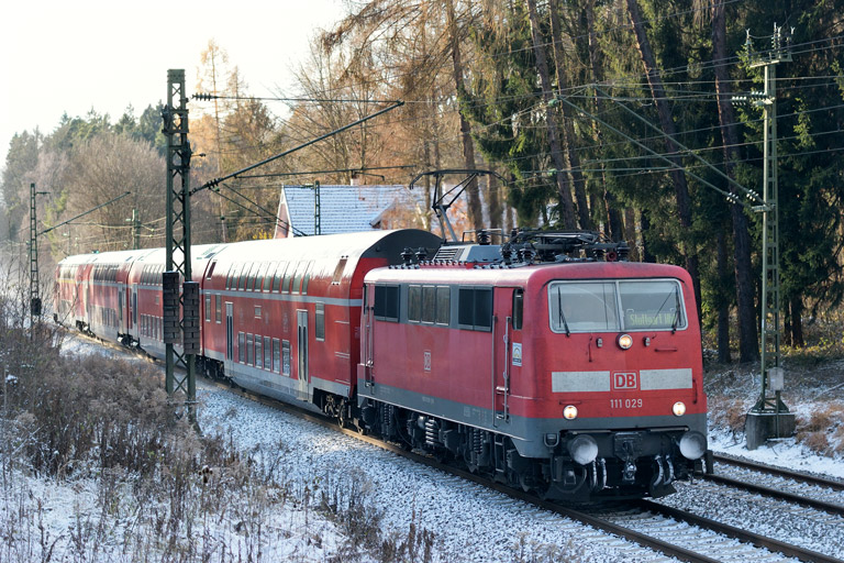 111 029 mit RE 19036 bei km 18,2 (Dezember 2017)