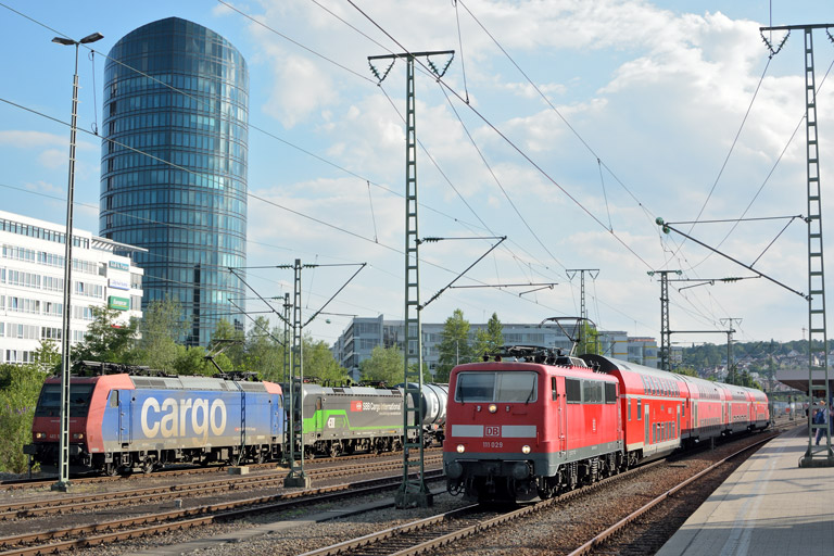 111 029 mit RE 19040, 482 006 und 193 210 bei km 15,6 (Juli 2017)