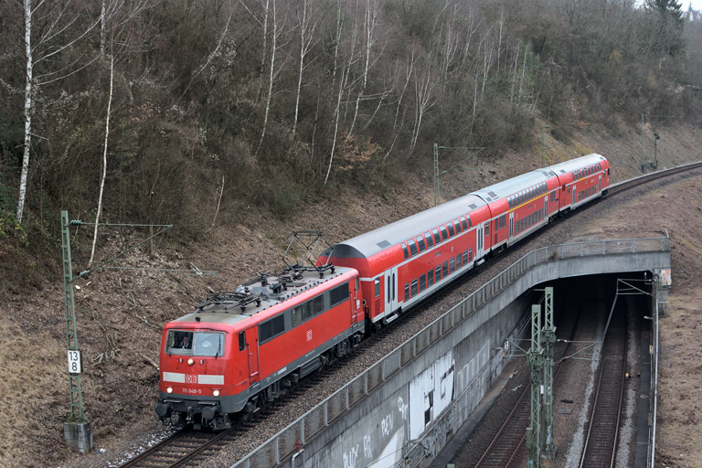 111 048 mit RE 19377 bei km 13,8 (M&auml;rz 2017)