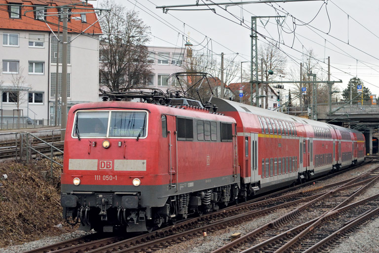 111 050 mit RE 19035 bei km 15,4 (Februar 2017)