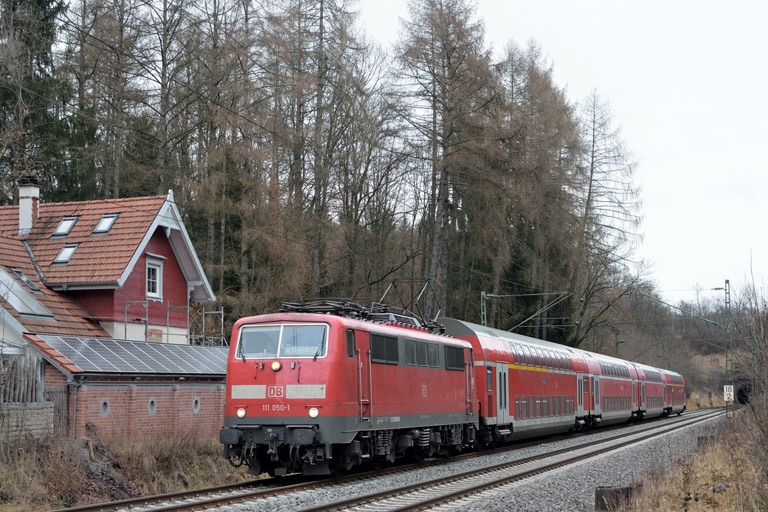 111 050 mit RE 19037 bei km 18,2 (Februar 2017)