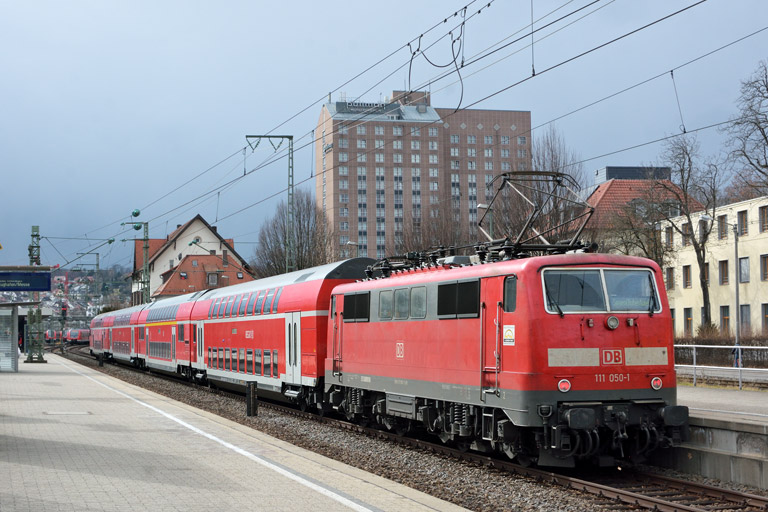 111 050 mit RE 19037 bei km 15,6 (Februar 2017)