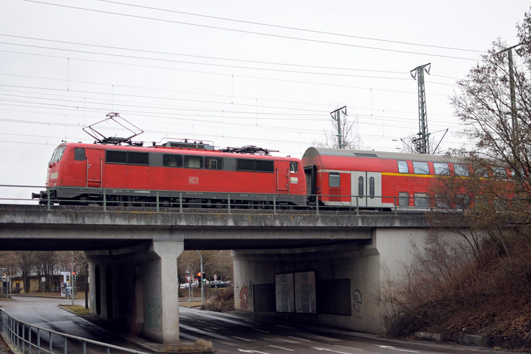 111 050 mit RE 19038 bei km 16,2 (Februar 2017)