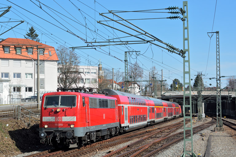 111 058 mit RE 19035 bei km 15,4 (M&auml;rz 2017)