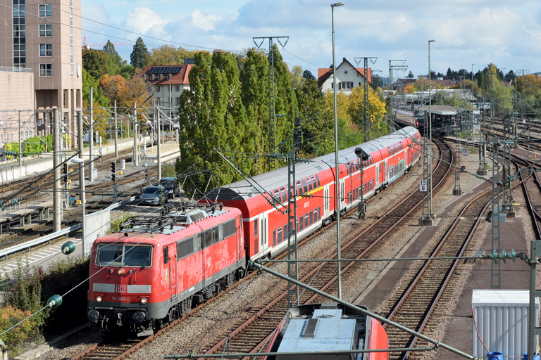 111 060 mit RE 19035 bei km 15,8 (Oktober 2017)