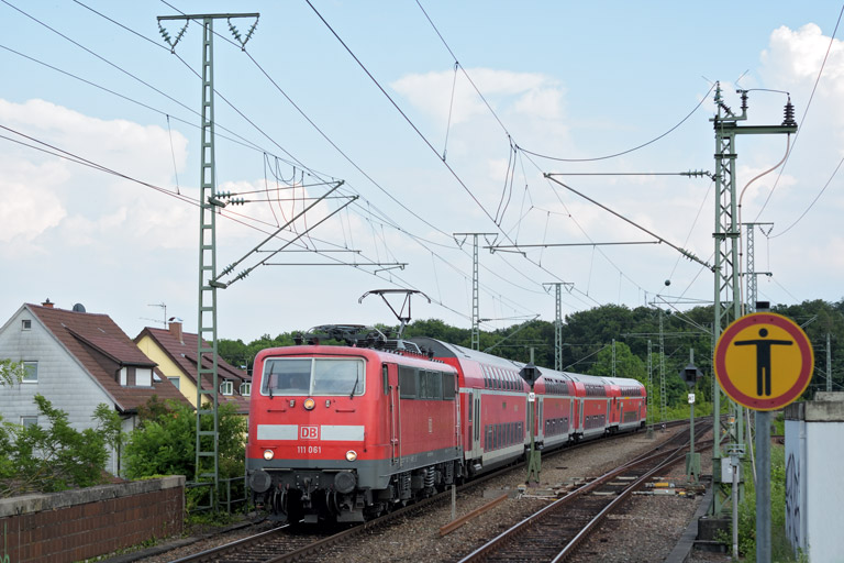 111 061 mit RE 19040 bei km 16,8 (Juni 2017)