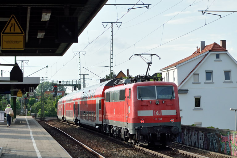 111 061 mit RE 19185 bei km 16,8 (Juni 2017)