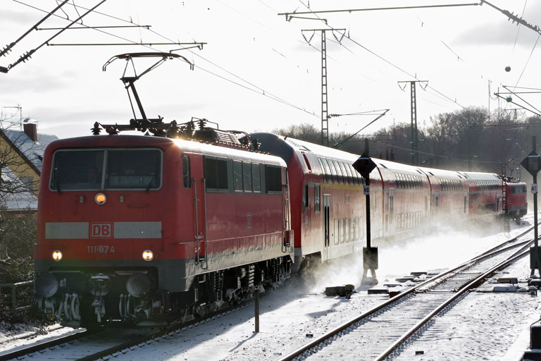 111 074 mit RE 19032 bei km 16,8 (Januar 2017)