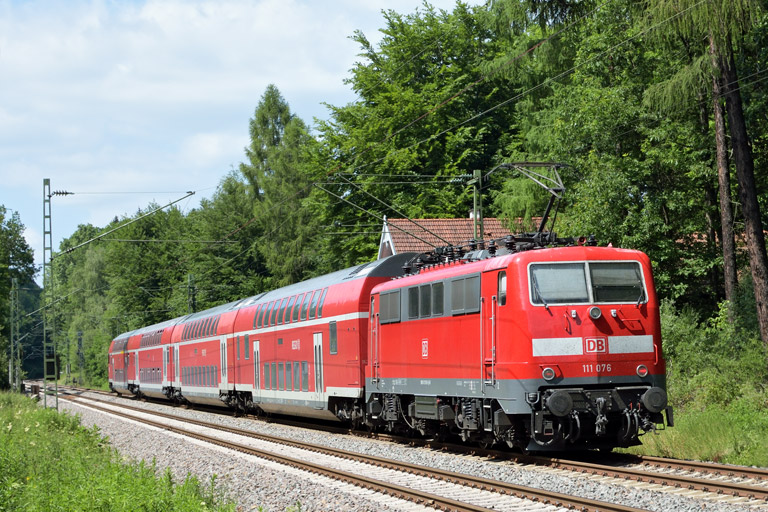 111 076 mit RE 19035 bei km 18,2 (Juni 2017)