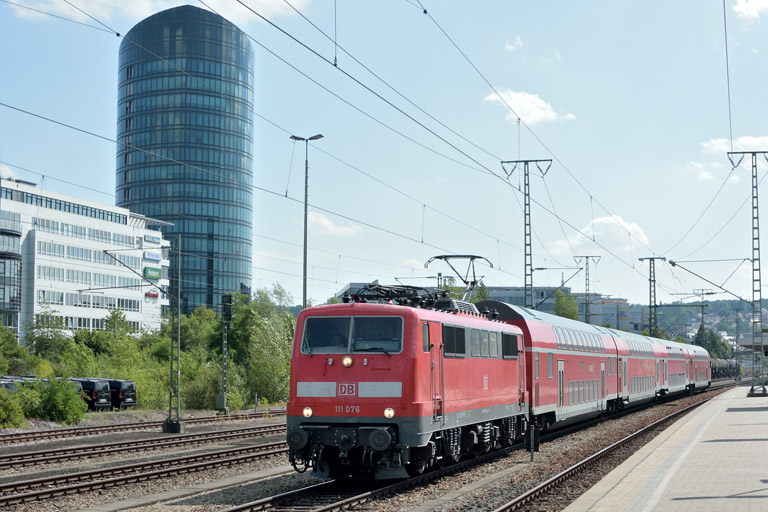 111 076 mit RE 19038 bei km 15,6 (Juni 2017)