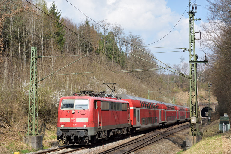 111 078 mit RE 19039 bei km 18,0 (April 2017)