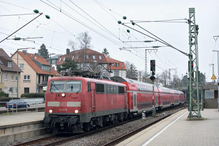 111 078 mit RE 19041 bei km 15,4 (M&auml;rz 2017)