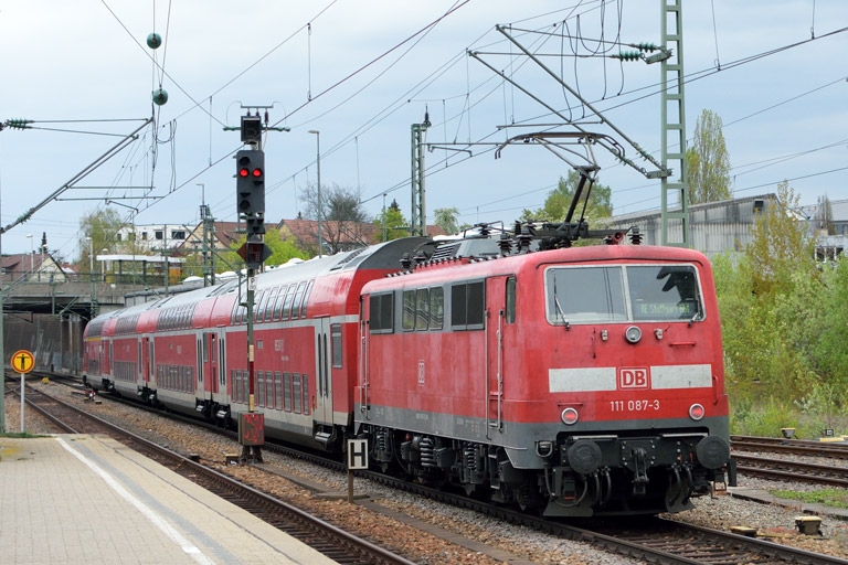 111 087 mit RE 19038 bei km 15,4 (April 2017)