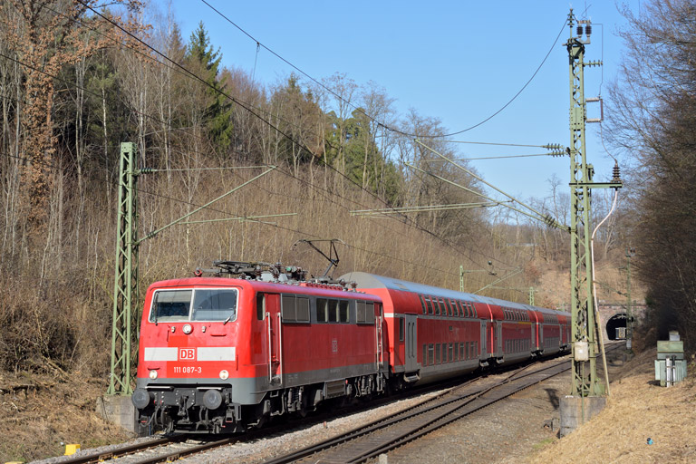 111 087 mit RE 19039 bei km 18,0 (M&auml;rz 2017)
