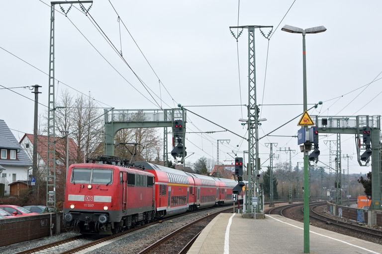 111 097 mit RE 19037 bei km 16,6 (Februar 2017)