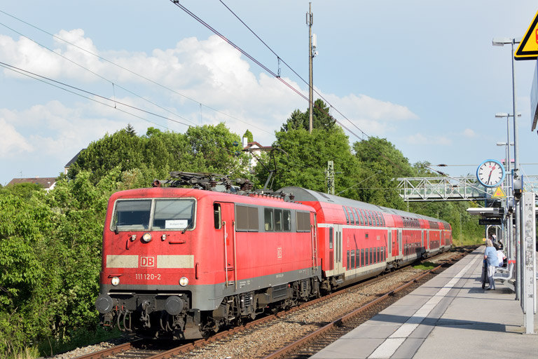 111 120 mit RE 19040 bei km 14,6 (Juli 2017)