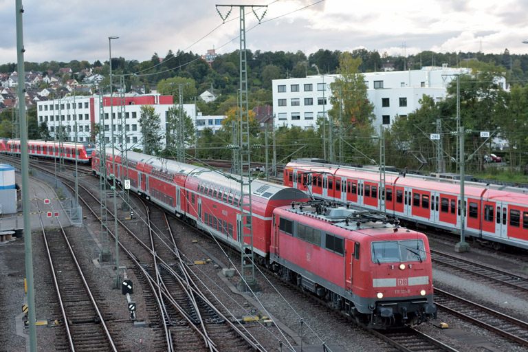 111 131 mit RE 19040 bei km 16,0 (September 2017)