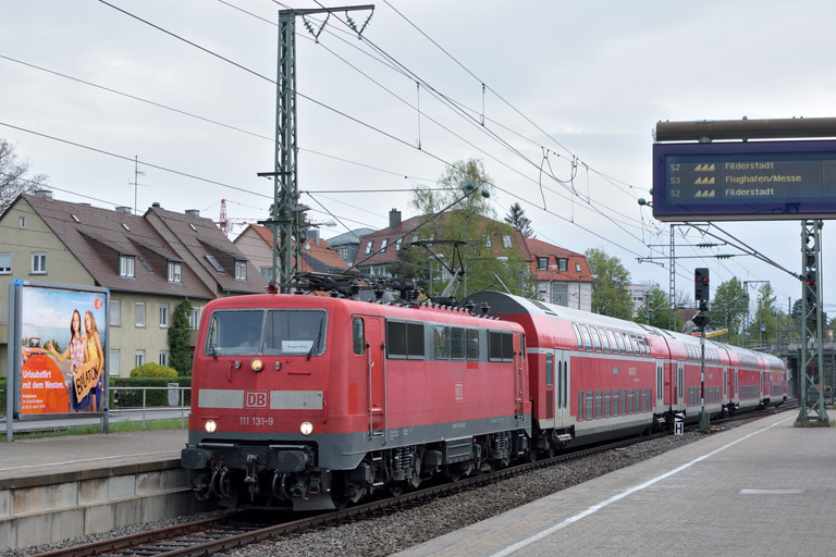111 131 mit RE 19033 bei km 15,6 (April 2017)