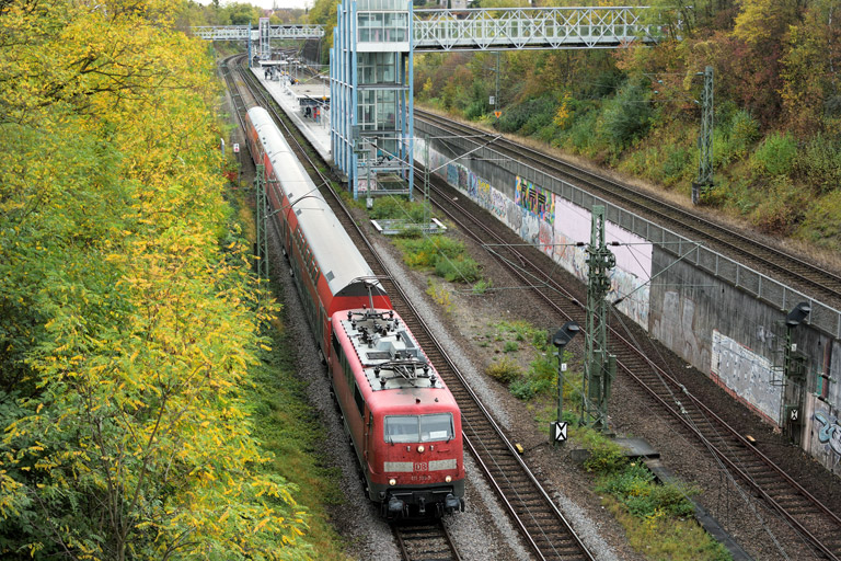 111 131 mit RE 19034 bei km 14,0 (Oktober 2017)