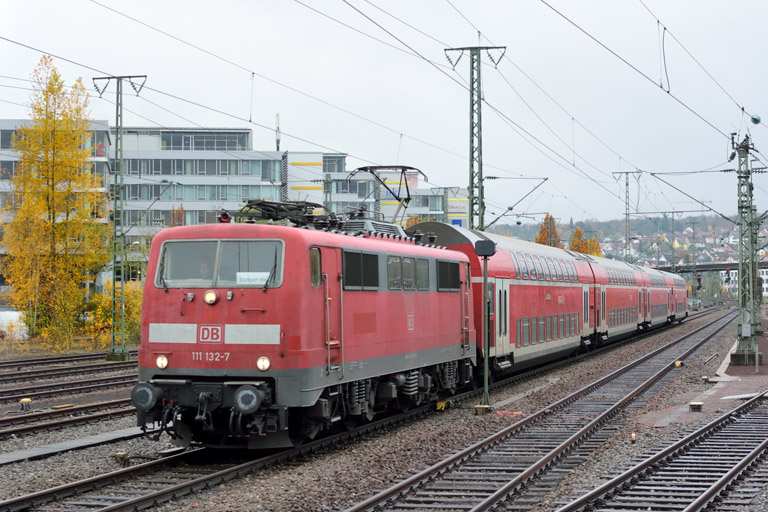 111 132 mit RE 19034 bei km 15,8 (November 2017)