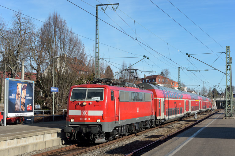 111 135 mit RE 19035 bei km 15,6 (Januar 2017)