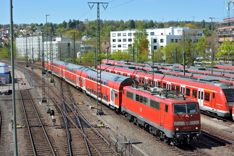 111 137 mit RE 19380 bei km 16,0 (April 2017)