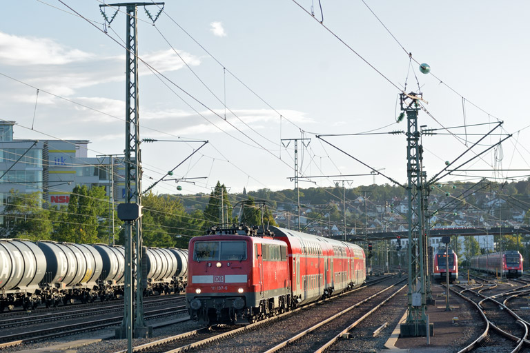 111 137 mit RE 19040 bei km 15,8 (September 2017)