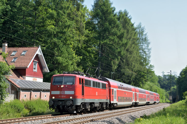 111 137 mit RE 19182 bei km 18,2 (Juni 2017)