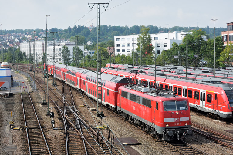 111 137 mit RE 69650 bei km 16,0 (August 2017)