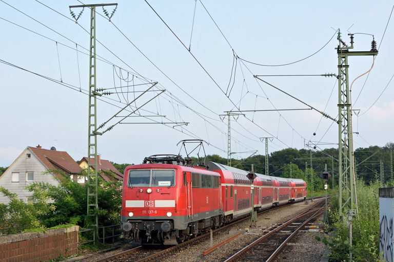 111 137 mit RE 69652 bei km 16,8 (August 2017)