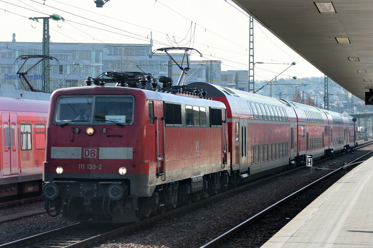 111 139 mit RE 19034 bei km 15,6 (Februar 2017)
