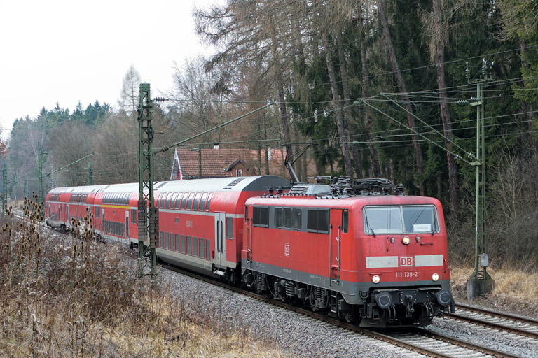 111 139 mit RE 19034 bei km 18,2 (Februar 2017)