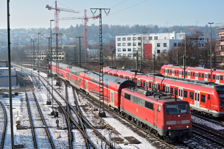111 139 mit RE 19034 bei km 16,0 (Januar 2017)