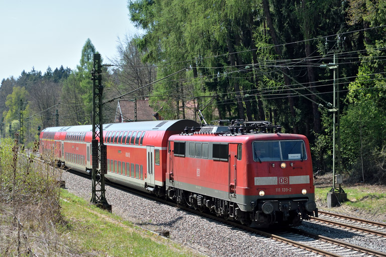 111 139 mit RE 19036 bei km 18,2 (April 2017)