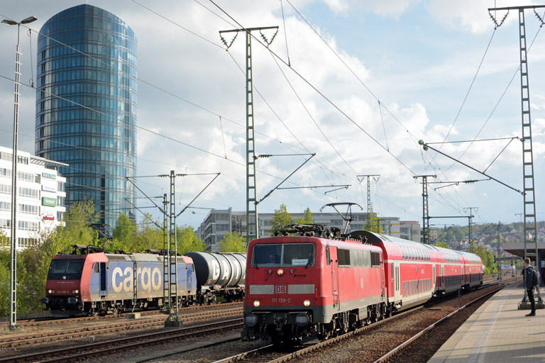 111 139 mit RE 19040 und 482 005 bei km 15,6 (Mai 2017)