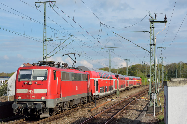 111 139 mit RE 19040 bei km 16,8 (Mai 2017)