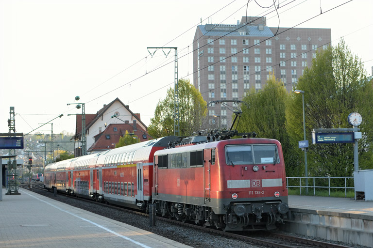 111 139 mit RE 19043 bei km 15,6 (April 2017)