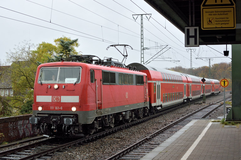 111 161 mit RE 19034 bei km 16,8 (November 2017)