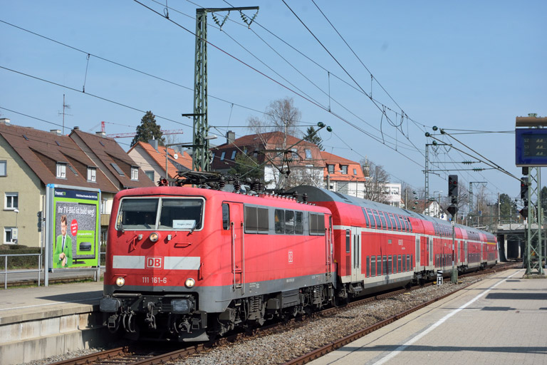 111 161 mit RE 19035 bei km 15,6 (M&auml;rz 2017)
